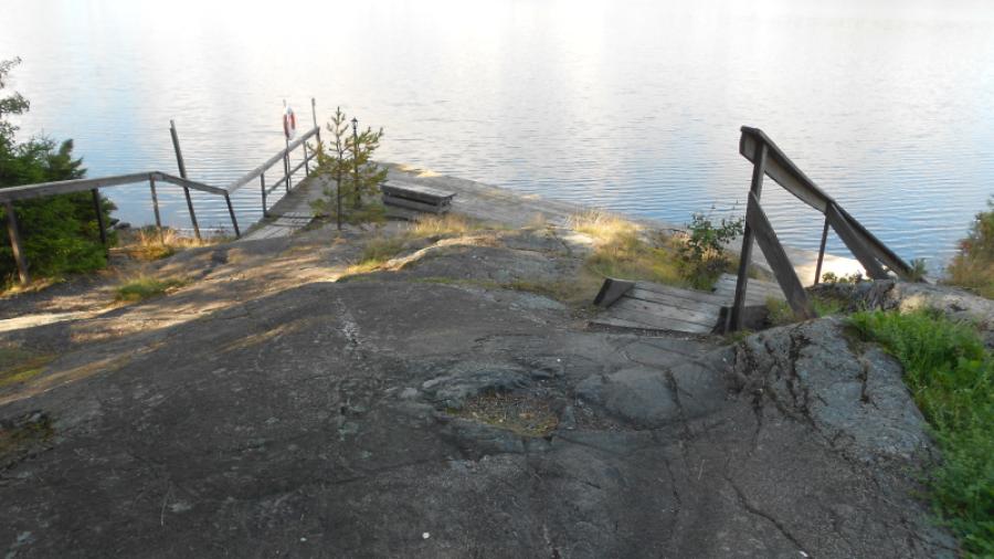 Domaruddens vedeldade bastu med bad i Drängsjön